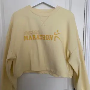 Härlig gul croppad sweatshirt från Gina Tricot. Stl M.  150kr + frakt.  Betalning sker via Swish.
