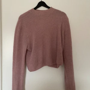 Stickad ulltröja - Stickad ulltröja. Rosa. Sparsamt använd, har länge hängt i garderoben. Från märket ”Mint&Berry”. 