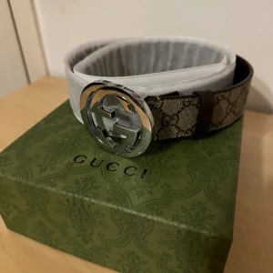 Gucci Supreme Belt Biege/White - Hej! Säljer nu mitt Gucci bälte då jag ej har någon användning utav det. Fick bältet i födelsedagspresent och är inte den typen som gillar märkeskläder så tänkte att jag kan få en peng istället. Bältet är i väldigt bra skick. Kvitto finns. 