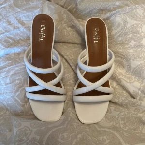 Vita klackar - Vita klackar perfekt till studenten, använda 1 gång