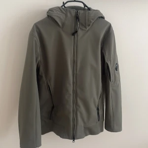 Cp company jacka stl 46 - Säljer denna då ja växt ur den, använt max 5 gånger, köpt för 3700kr (kvittofinns) säljer för 2500 men kan gå ner lite i pris vid snabb affär