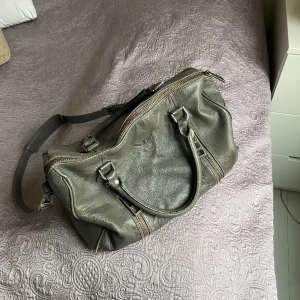 Zadig & Voltaire väska - Använd men i gott skick. Bra innerfack och funktioner både som handväska och även axelband.