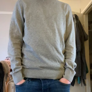 Grå stickad tröja - Säljer sena ljusgråa stickade tröjan❗️Sen är nästan oanvänd❗️Nyskick❗️Pris kan diskuteras❗️