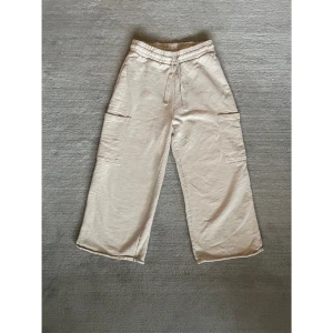 Mjukisbyxor  - Beigea/vita mjukisbyxor 💞. Liten knappt märkbar fläck på fickan. 