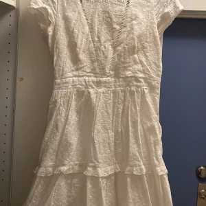 Studentklänning  - Studentklänning från bubbleroom Köpt för 799kr  Säljer för 400kr  Använd en gång och är fläckfri!!  Kan mötas upp i Västerås (kan även åka ut med den) eller Eskilstuna. Alt frakta mot fraktkostnad 