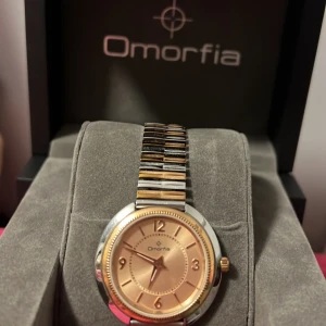 Omorfia Watch  - Det är väldigt nytt. och har ett nytt batteri😌
