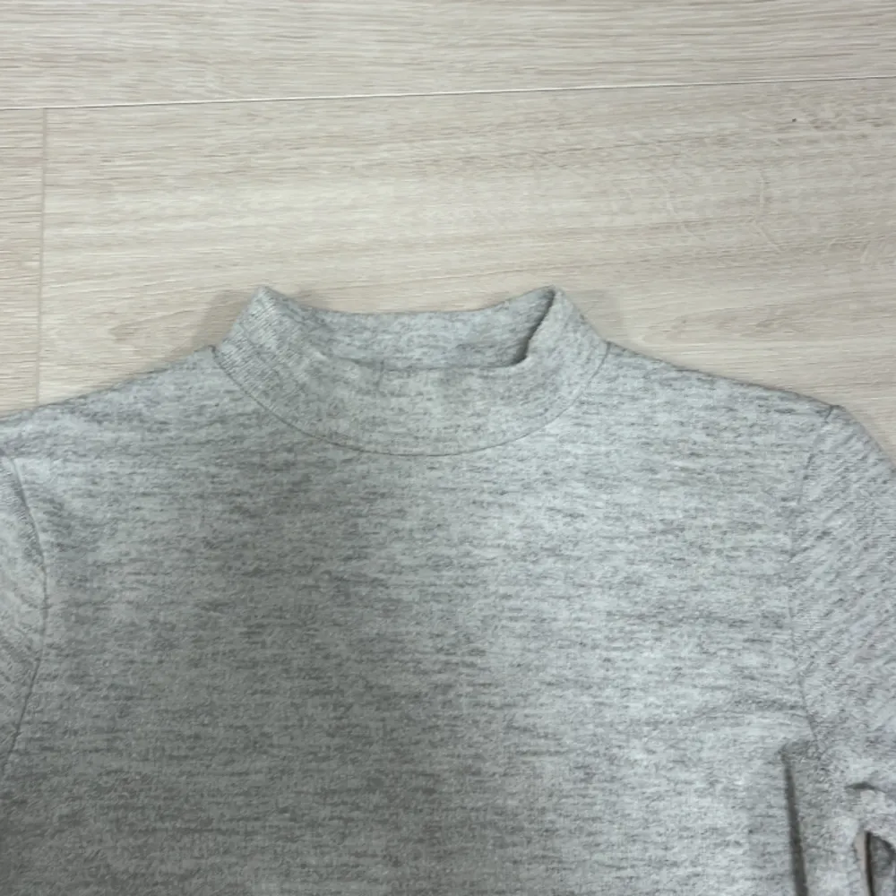 Säljer denna supersnygga tröjan från bershka. Lite ljusare i verkligheten🩷 köparen står för frakt. T-shirts.