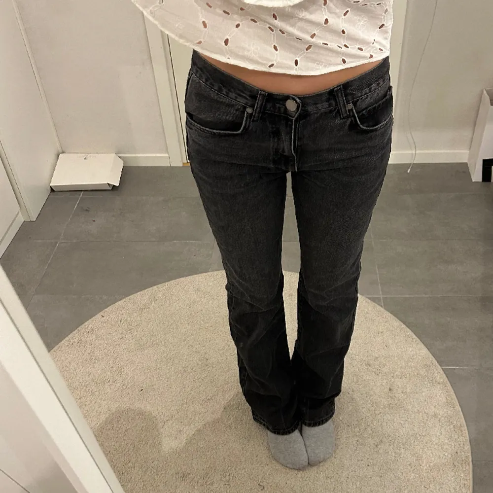 Jättesnygga midwaist bootcut jeans från zara i storlek 36. Säljer pågrund av att de aldrig kommer till användning. Har inga defekter. Midjemått är ca 72 cm och innerbenet är ca 83 cm så de passar jättebra för långa. Skriv för bilder eller pris💕🫶. Jeans & Byxor.