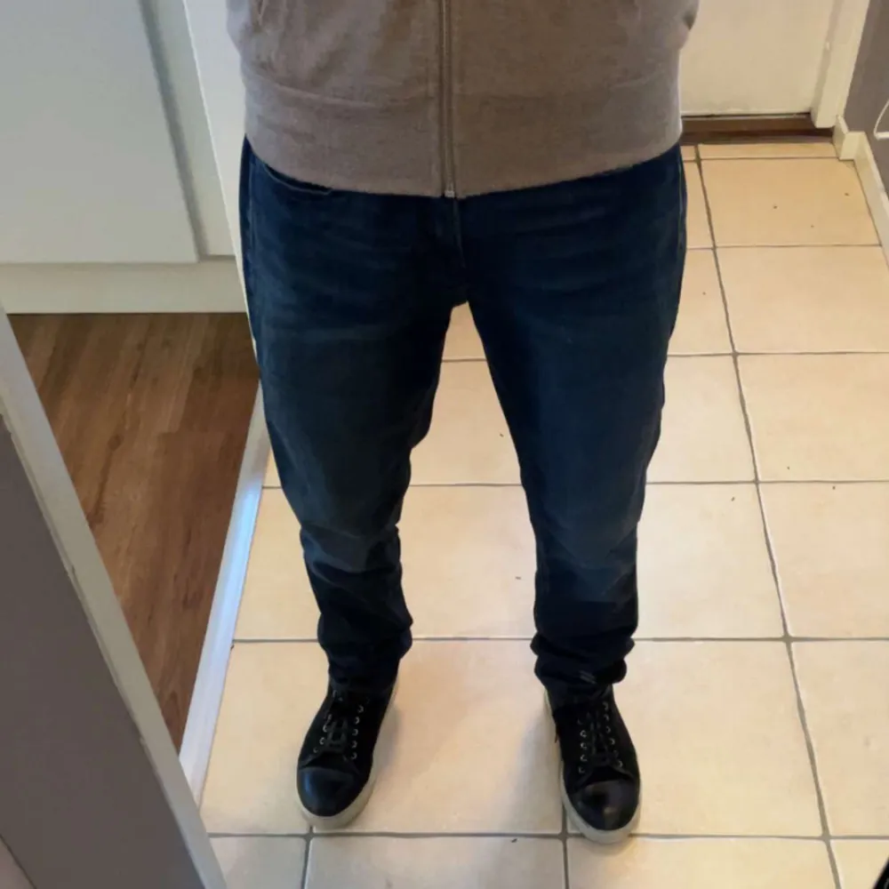 Ett par snygga g-star jeans som sitter snyggt slimfit | 27/32 som sitter lite långt på modellen som är 170cm och 55kg, mått på längd och midja finns i pm | OBS! fickorna är igensydda, inget som syns vid användning | priset är inte hugget i sten!. Jeans & Byxor.