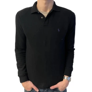 100% Kashmir Ralph Lauren rugby tröja - Säljer en riktigt fet Ralph Lauren rugby tröja med 100% Kashmir och är i storlek M. Nypris 3000+, mitt pris 699. Hör av er vid frågor eller funderingar. Pris kan diskuteras.