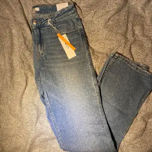 bootcut jeans från Gina Young, oanvända med lappen är kvar, kostar 300kr nya, storlek 164