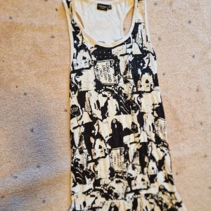 Rhinestone topp med mönster - Väldigt gammal topp/klänning från kappahl. lite rhinestones har fallit av men man märker nt det