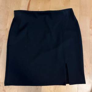 En kort svart kjol från NA-KD. I princip helt oanvänd och därav i väldigt fint skick! Köpt för ca 300kr. OBS! Katt finns i hemmet.