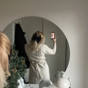 Stickad klänning - Gullig stickad klänning i storlek S. Använd en gång så nästintill nyskick. Nypris 599kr