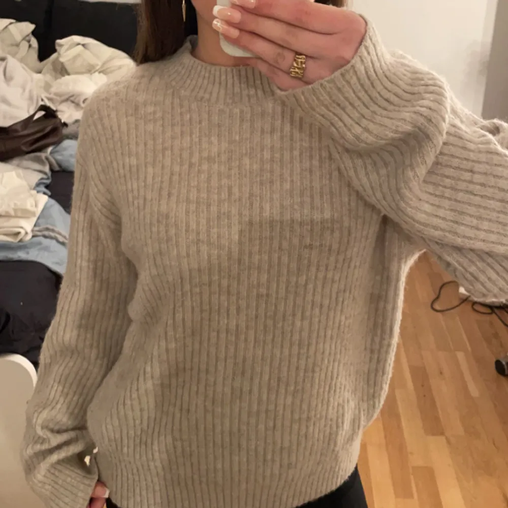 Beige ribbstickad tröja från H&M. Storlek S aningen oversized, knappt använd. Hör gärna av dig för fler bilder, prisförslag mm.. Tröjor & Koftor.