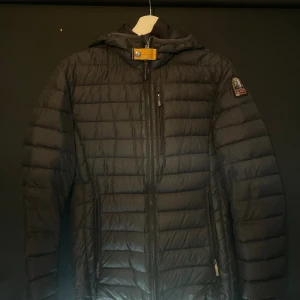 Parajumpers-Ugo - Säljer nu min Parajumper ugo jacka! Pågrund av jag har tröttnat på den och vill ha något nytt! Äkta såklart! Storlek S med massar M (Om du har några funderingar är de bara att skriva)
