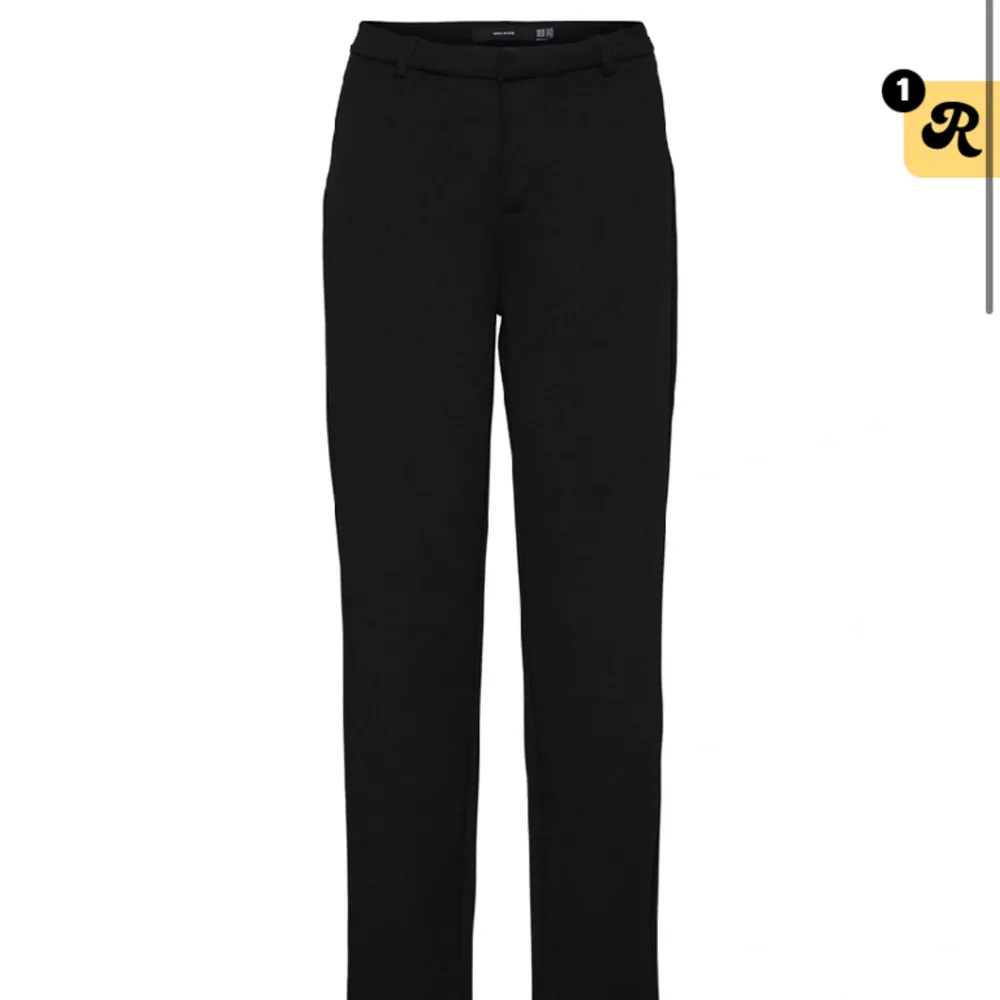 Mid waist kostymbyxor från vero Moda i modellen ”slim straight pant”. Jätte skönt och stretchigt material och dom är använda max 3-4 gånger. Säljer pga fel storlek. Nypris 400 kr💞. Jeans & Byxor.