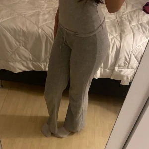 gråa velour byxor - these are from gina tricot and im selling then because i rarely wear them💕💕 they're low waist and super comfortable and in good condition. juicy dupeeee