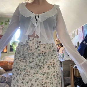 Sommar tröja - Genomskinlig coqette vit tröja med snörning 