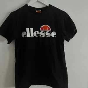 T-shirt Ellesse - Superfin t-shirt från Ellesse som inte kommer till användning hos mig! Den är sparsamt använd så i fint skick🫶🏻