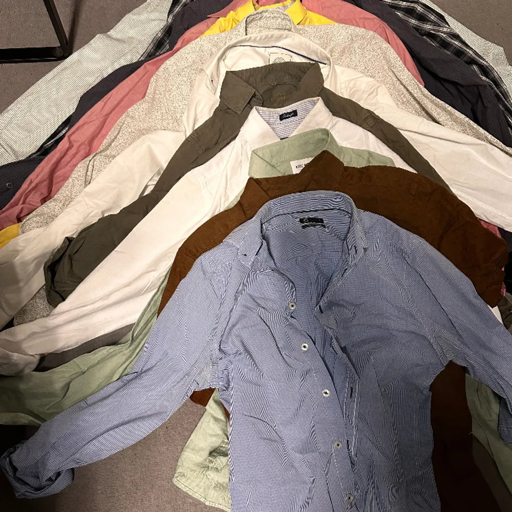12 stycker skjortor olika märken som Bondelid, Strömberg, Jack&Jones osv ca20kr styck. Skjortor.