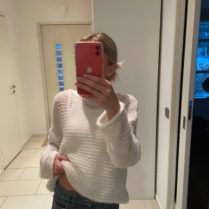 Vit stickad tröja🤍 - En tunn, oversized stickad tröja som är mjuk och ör perfekt för varma sommarkvällar🤍💕🤩 i väldigt bra skick💗💘