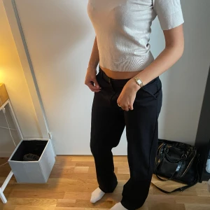 Lågmidjade kostymbyxor - Lågmidjade kostymbyxor💗 Köpta för ungefär ett år sen på lager157, använda ett fåtal gånger. Passar mig perfekt i längden som är 173!!