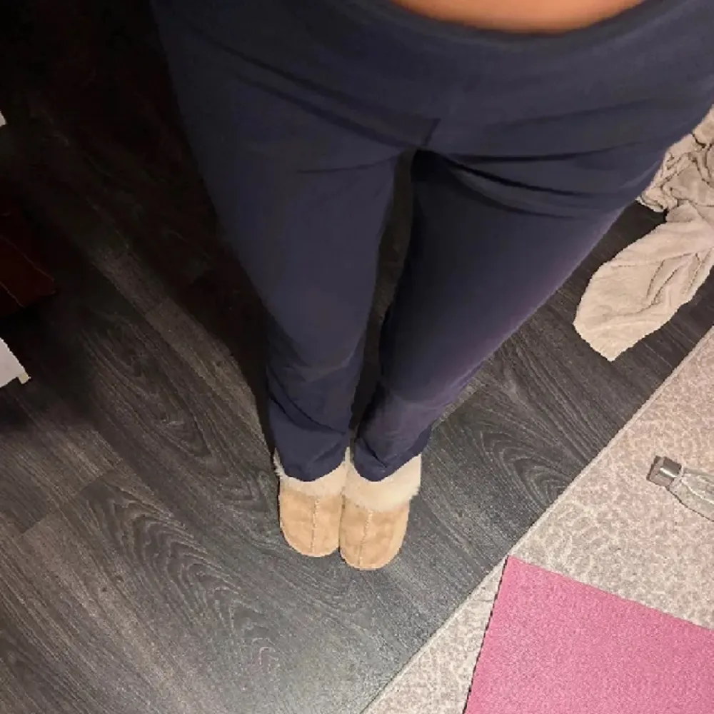 Superfina navy blue yoga byxor med vikt kant 😍 Säljer vidare då de inte passade på mig (lånade bilder). Jeans & Byxor.