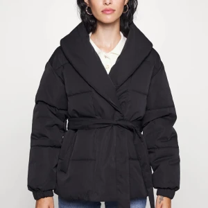 Vinterjacka från Vila - Svart kort vinterjacka med knyte från Vila🖤