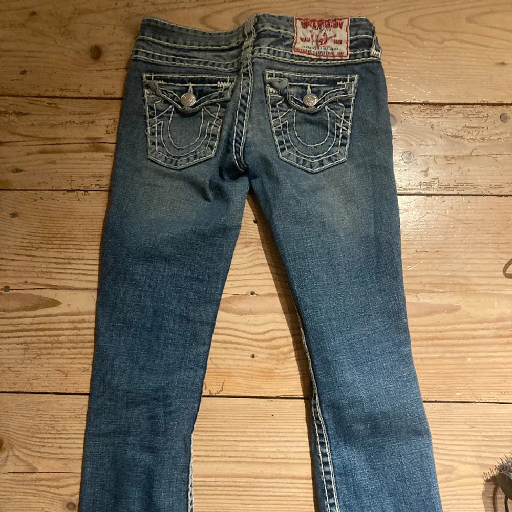 Säljer dessa jeans som jag köpte av Tilla mocka🥰💗tyvärr passar dom inte mig😢. Jeans & Byxor.