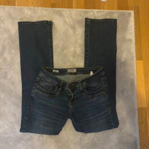 Snygga lågmidjade bootcut jeans knappt använda i storlek W27 L30