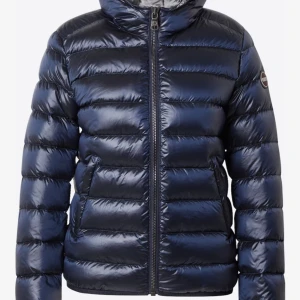 Colmar jacka  - Sååå fin lite glansig mörkblå Colmar jacka! Fick den i julklapp 2022 men har inte kommit till så stor användning så den har 0 defekter!  Italienska storlekar så den är mindre i storleken, jag har S. Nypris: 5000kr