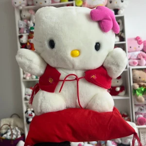 Hello kitty gosedjur  - Så gulligt hello kitty gosedjur. Storleksreferens på bild 3. Använd köp nu! Postar oftast inom 2 dagar 