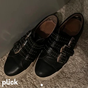 Sneaker - Lite slitage k hälen på läder, i övrigt bra skickkk, inga slitage som syns
