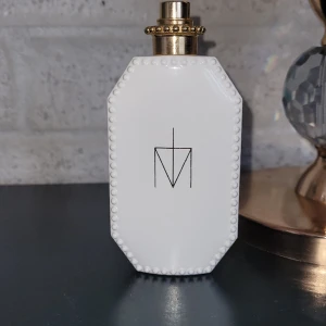 Madonna truth or dare - 30 ml endast testad. Korken försvunnit. Fås med en annan lösning