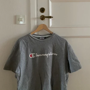 Champion T-shirt  - Grå champion T-shirt i mycket fint skick!