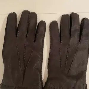 Ny pris 1000kr, svarta ganska tunna läder handskar från hestra. Storlek 8,5.