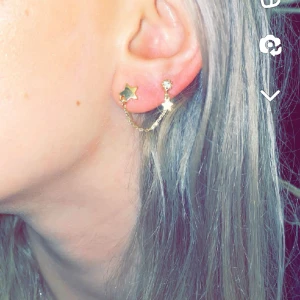 Star  - Starörhängen en en ihoppsatt stärna och på andra örat en stjärna asså tre hål sammanlagt finns i både guld o silver kostar 40kr för ett par