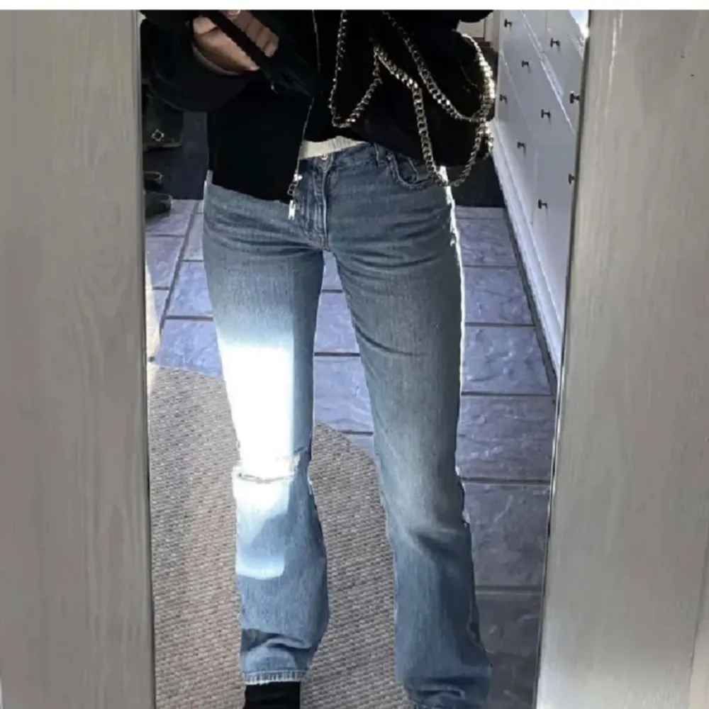 Så fina jeans från Gina, köpa här på Plick och hennes bilder 💕 dem är klippta längst ner från förra ägaren. . Jeans & Byxor.