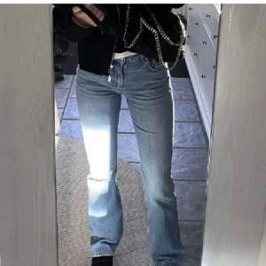 Så fina jeans från Gina, köpa här på Plick och hennes bilder 💕 dem är klippta längst ner från förra ägaren. 