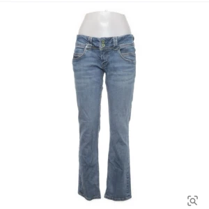 Lowwaist blå jeans pepe - Jätte Lowwaist blåa jeans med mönstrade fickor, straight leg. Köpta från Sellpy 🙌 säljs pågrund av att dom inte passade mig i Storleken. Dom är storlek 30, jag brukar ja xxs/xs. Skulle säga att dom är i S/M 💕 pris kan diskuteras! Köpta för 500kr 😊