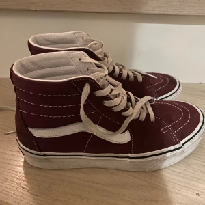 vinröda höga vans - inprincip nyskick och fåtalet använda, skorna och skosnörena rengörs det bästa de kan innan de postas! Köpta för 1200kr❤️ storlek 40 men passar mig som vanligtvis har 39! Använd gärna köp nu! Pris kan diskuteras 