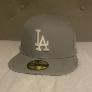 La dodgers keps fitted - Hej, säljer nu min La fitted keps. Kepsen är nästan Aldrig använd. Storleken på kepsen är 56,8cm.   säljer kepsen för 299  Pris kan diskuteras   