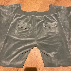 Juicy couture  - Säljer mina assnygga juicy couture byxor i färgen ljus grönt! Priset är diskuterbart, tveka inte att höra av dig vid frågor!💓💓 