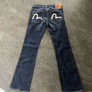 Evisu jeans - Jättefina Evisu jeans i bootcut modell, lowwaist. Midja: ca 37 innerben: ca 82 Säljes då dom tyvärr är lite långa på mig som är 160💕 Är i nyskick, inte upptrampade, hål/fläckar eller några täcken på användning🫶🏻nypris 2500. Pris är diskuterbart!!!