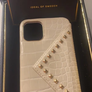 Mobilskal💓 - Jätte fint mobilskal me fin beige färg❤️Köpt för 700kr men säljer för 250kr bara och kontakta mig via frågor🤗