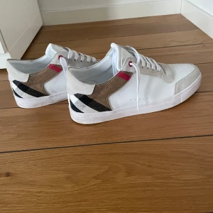 Burberry skor - Hej, säljer min sons burberry skor p.g.a att de inte passar honom längre. Använda Max 5 gånger och skicket är 9/10 Endast skorna ingår.