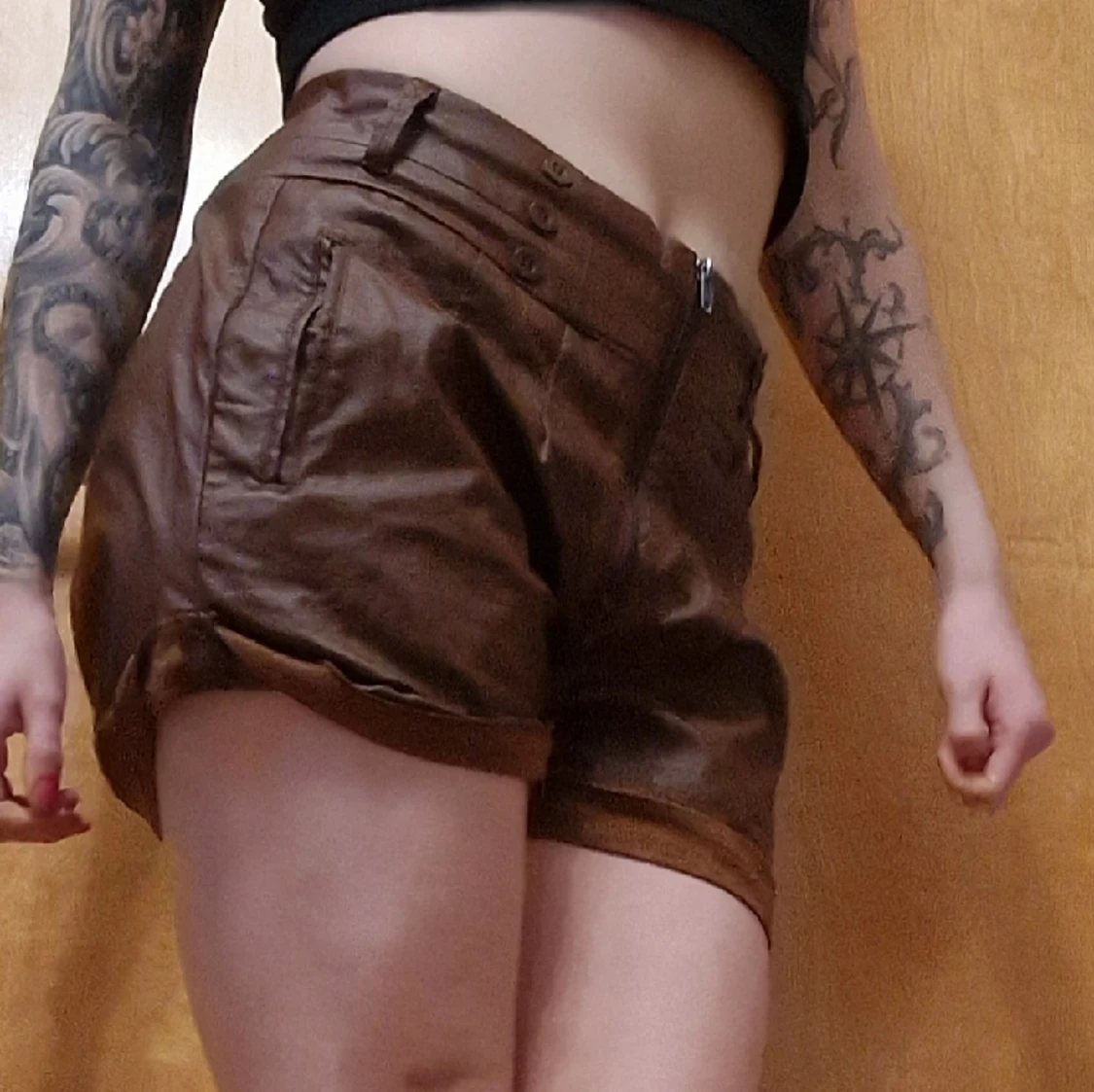 Bruna shorts i fejkläder - 90