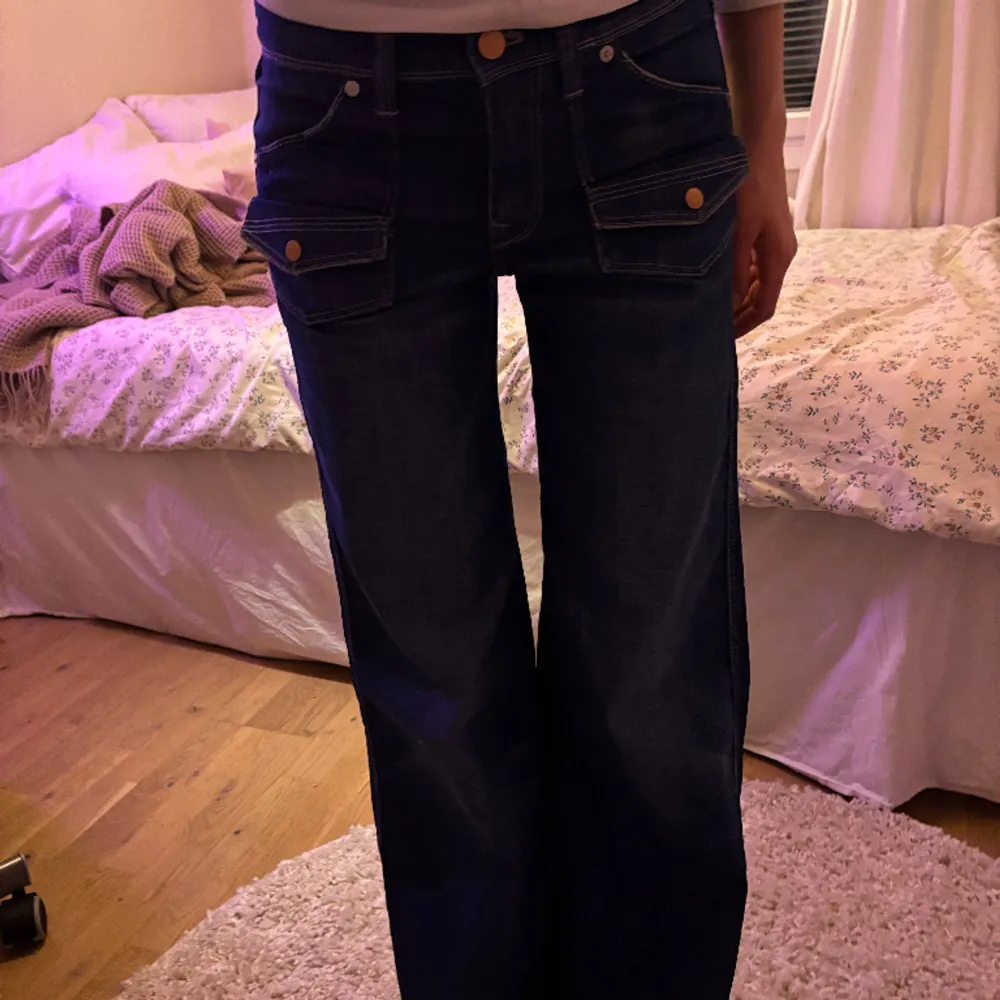 Helt nya lågmidjade och utsvängda jeans. Säljer då jag har alldeles för mycket kläder! Med prislapp. Storlek W26 L32. Oklart märke men står fit & wide i dem. Skriv om ni har frågor!. Jeans & Byxor.