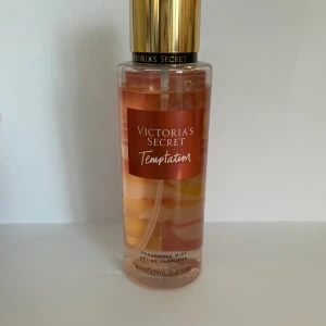 Victoria’s secret body mist - Jag säljer Victoria’s secret body mist i doften temptation för att det inte är min typ av doft Den är bara lite använd och ganska ny🩷
